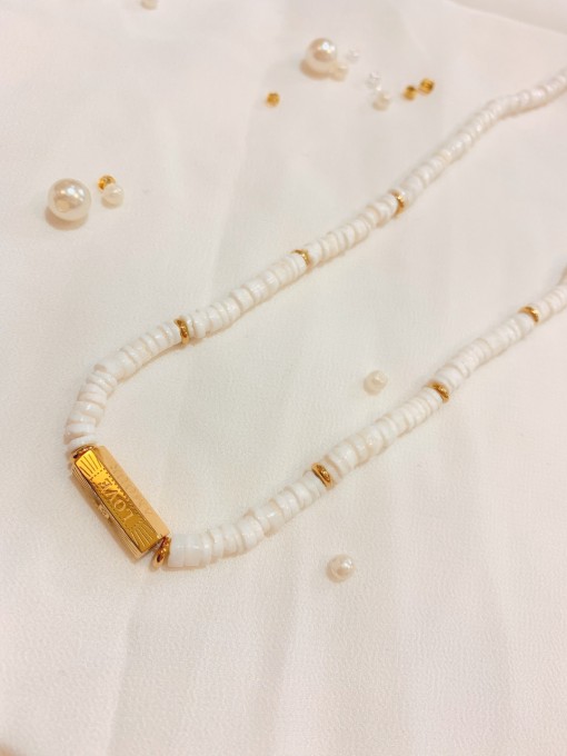 Collier en acier inoxydable avec perle blanc et dorée "love" "amour"
