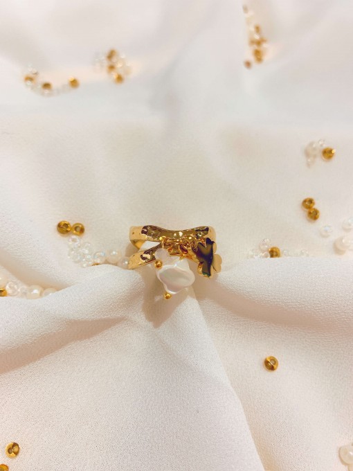 Bague réglable croisé (pendants: trèfle, fleur à quatre pétale blanche et perle) doré